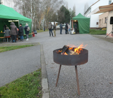Adventní trhy a rozsvěcení vánočního stromu