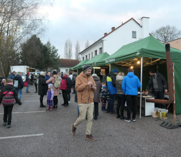 Adventní trhy a rozsvěcení vánočního stromu