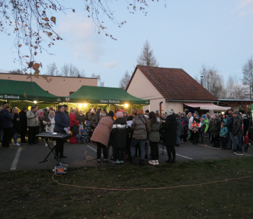 Adventní trhy a rozsvěcení vánočního stromu